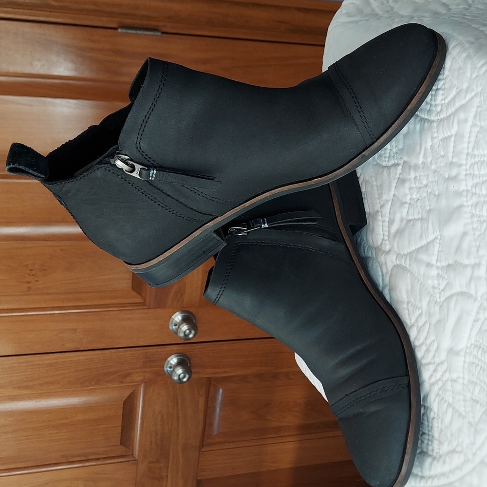 * TOMS Reese Black Leather Comfy Ankle Bootie, 1" Heel, Size 8.5 Wide, Like New - Picture 5 of 10